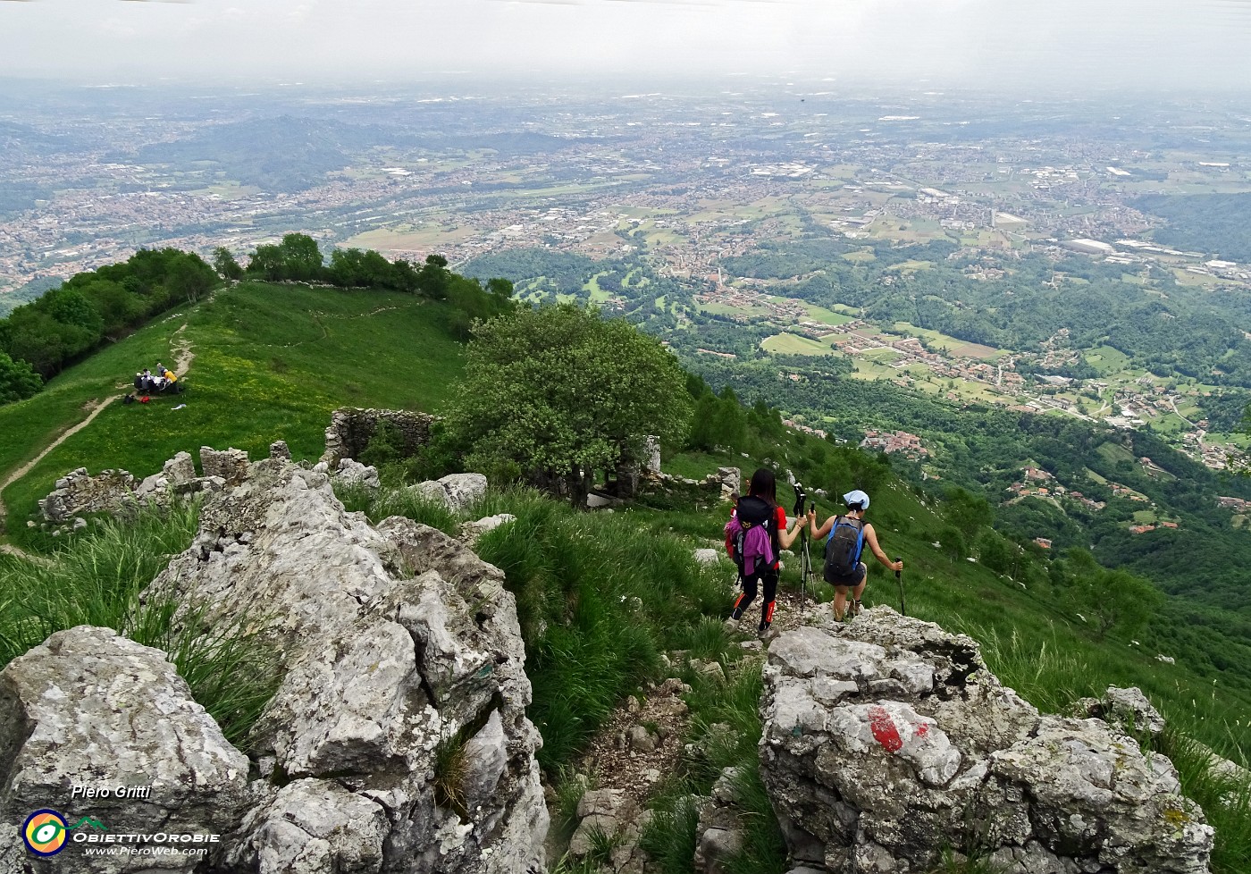 71 Scendiamo con vista sull'alta pianura bergamasca....JPG -                                